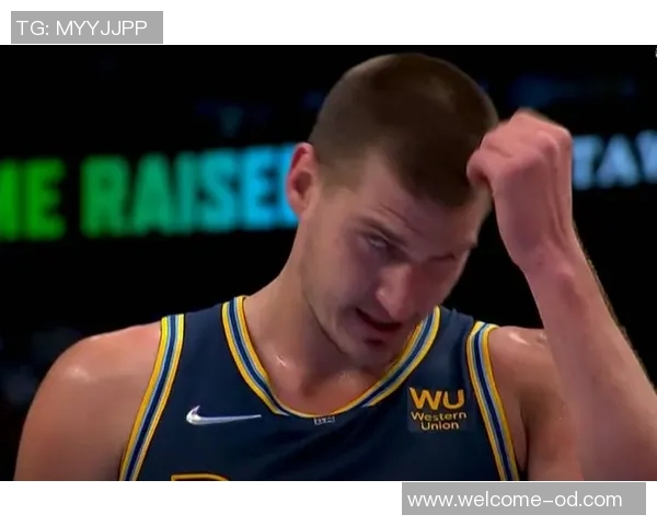 约基奇受伤后痛苦翻滚扶栏而行左脚无法承重艰难回更衣室