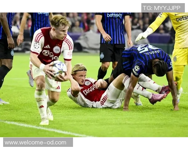 三位球星在欧冠客场对阿贾克斯上演帽子戏法的精彩瞬间