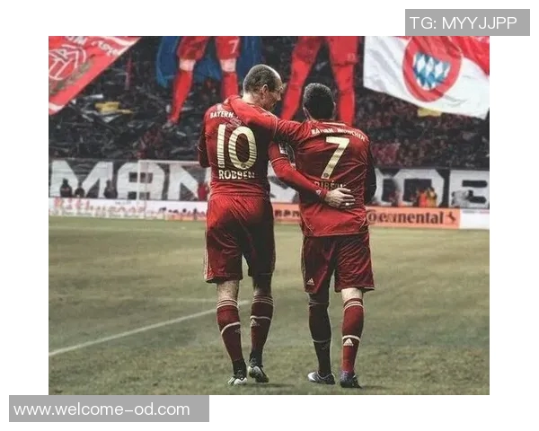 拜仁海报热身欧冠对决巴黎罗贝里小猪同框伊布小罗回忆重温